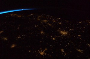 Chris Hadfield ‏@Cmdr_Hadfield  Tonight's Finale: The Moon ushering in the dawn over the Southeastern United States
