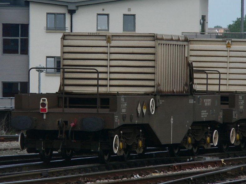800px-Nuclear_waste_flask_train_at_Bristol_Temple_Meads_02