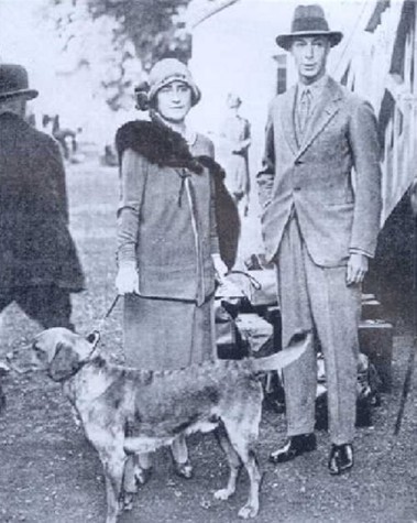 Prince Albert and his wife Elizabeth Bowes-Lyon with their "yellow" Lab in the 1920s. Source: Wikimedia Commons. 