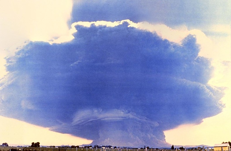 1024px-MtStHelens_Mushroom_Cloud