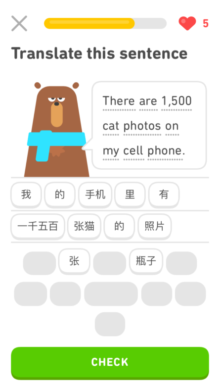 A screenshot of a Duolingo screen to translate the sentence "There are 1,500 cat photos on my cell phone"